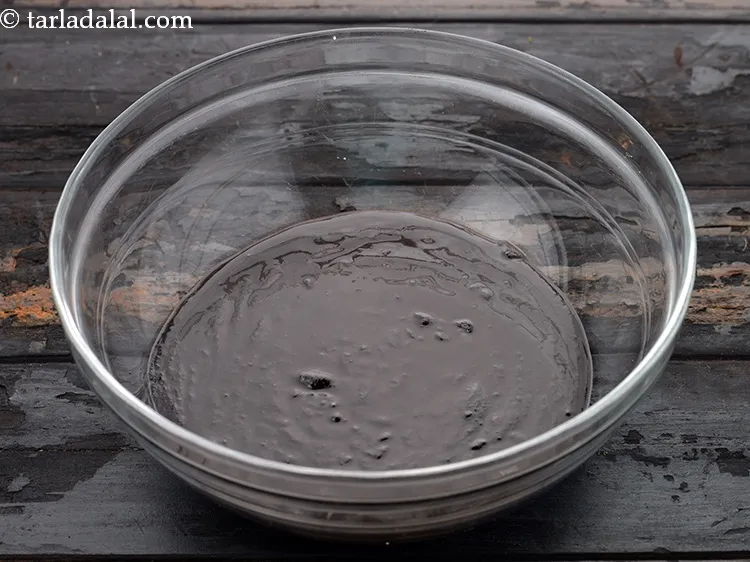 स्टेप 7 – मिश्रण को एक गहरी कटोरी में डालें और थोड़ा ठंडा …