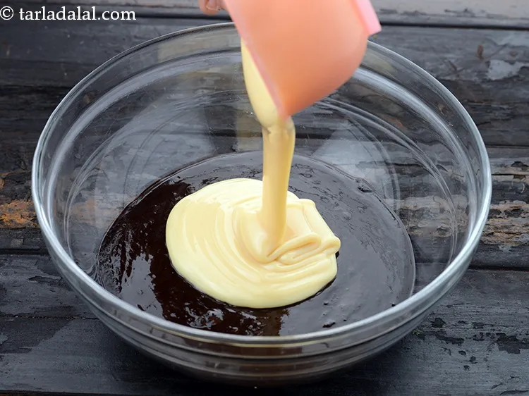 स्टेप 8 – <strong>एगलेस चॉकलेट ब्राउनी मफिन</strong> के लिए घोल बनाने के लिए …