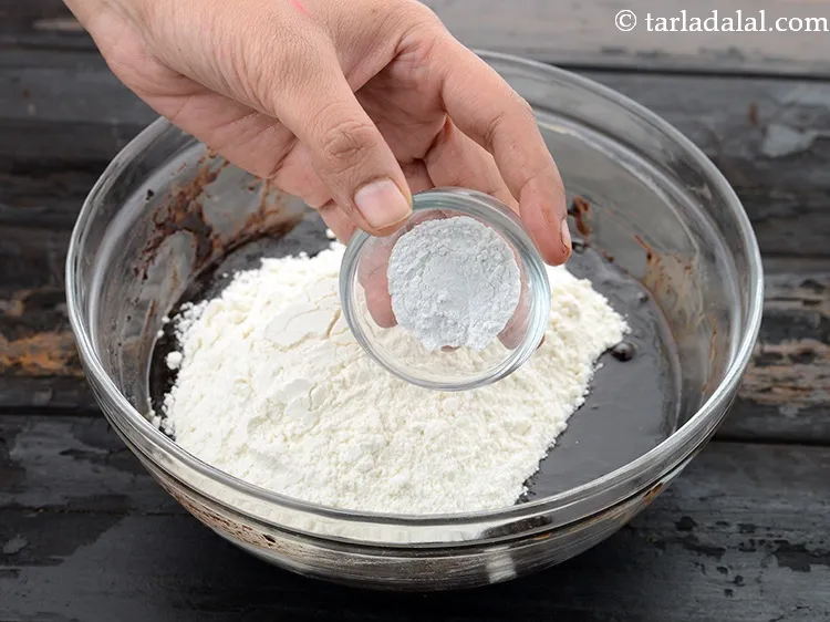 स्टेप 12 – १ टी-स्पून <a href=""https://www.tarladalal.com/glossary-baking-powder-hindi-425i"">बेकिंग पाउडर</a> डालें।