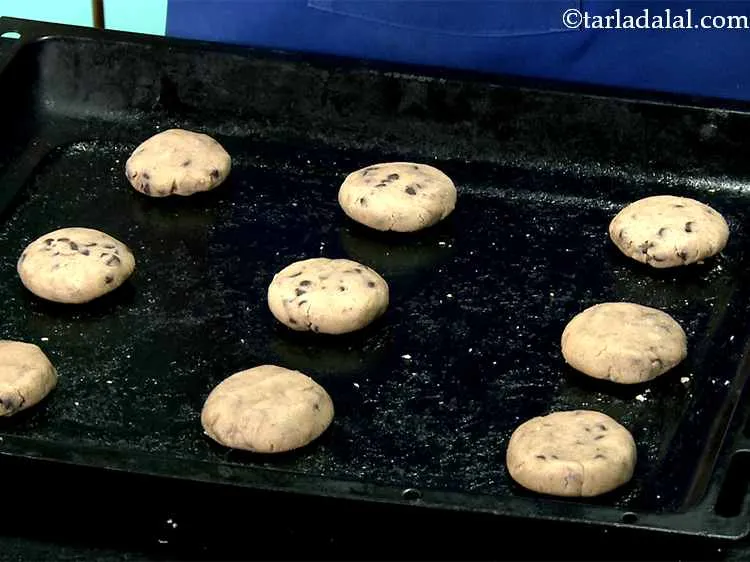Step 14 – Repeat with the remaining dough to make more&nbsp;<strong>eggless chocolate chip cookies | Indian style eggless …