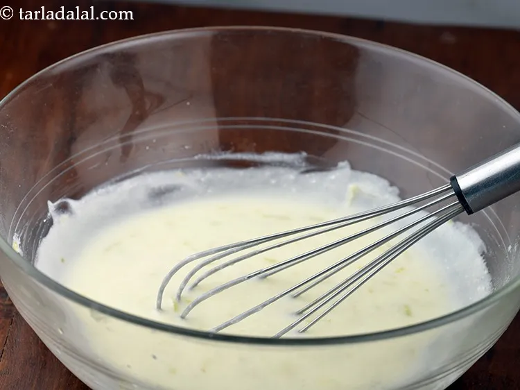 स्टेप 12 – व्हिस्क की मदद से अच्छी तरह मिला लें।