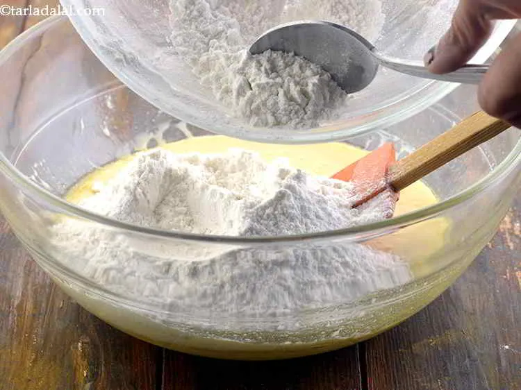 स्टेप 13 – अब, छाने हुए आटे के मिश्रण को कटोरे में डालें।