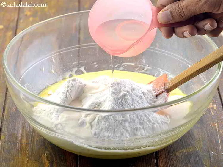 स्टेप 14 – ५ टेबल-स्पून पानी डालें। आपके द्वारा उपयोग किए गए आटे …