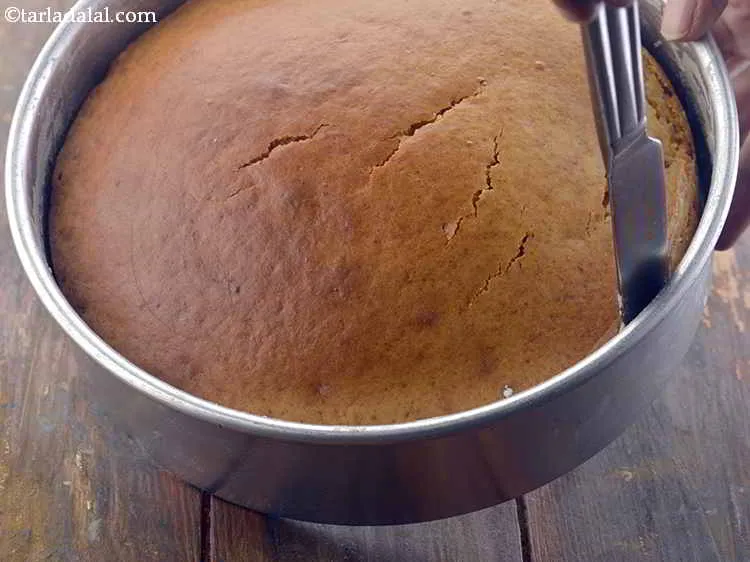 स्टेप 19 – २० से २५ मिनट के बाद, जब केक थोड़ा ठंडा …