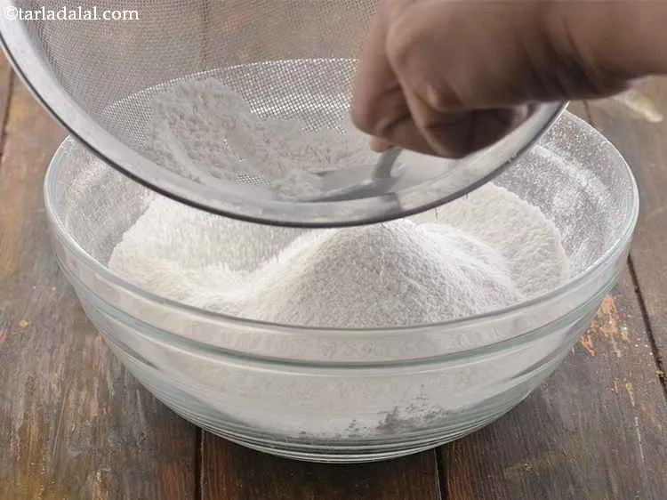 स्टेप 9 – इन सामग्रियों को छलनी में एक चमचे की मदद से …