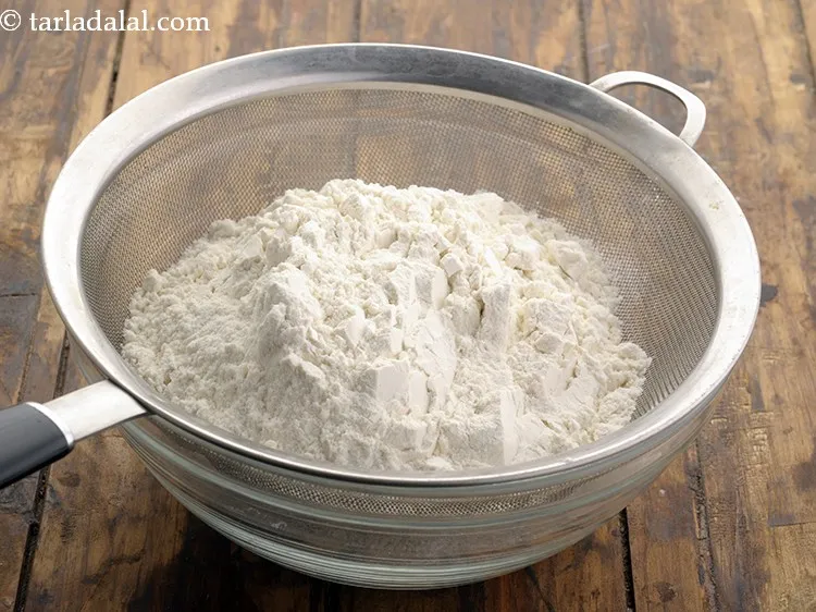 स्टेप 1 – <strong>दही से बना एगलेस वेनिला केक</strong> का घोल बनाने के …