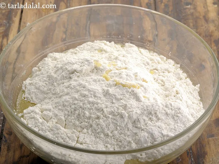 स्टेप 11 – आटे का मिश्रण डालें।