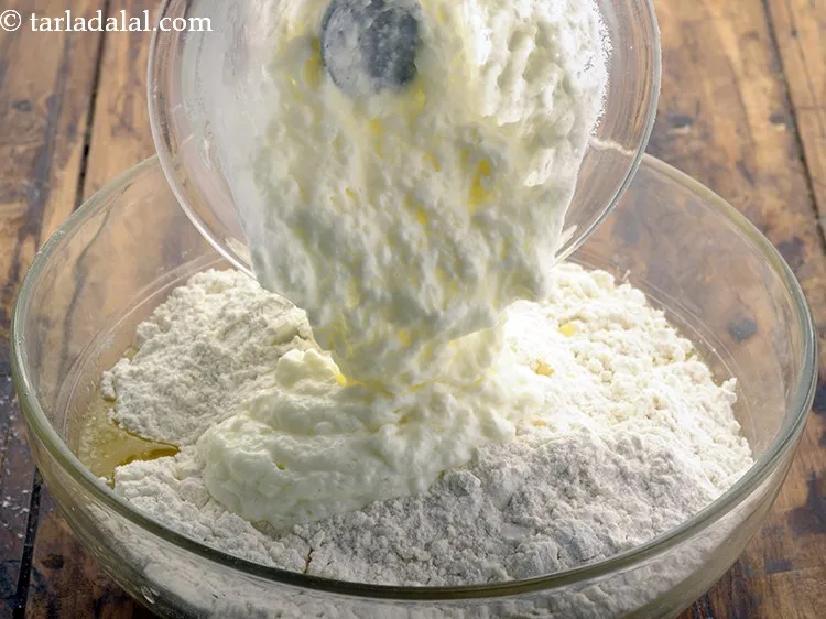 स्टेप 12 – दही डालें। अगर आपका दही खट्टा नहीं है, तो दही …