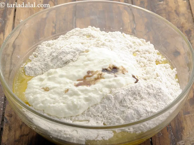 स्टेप 13 – वेनिला एसेंस या वेनिला एक्सट्रैक्ट डालें। स्पंज केक के घोल …