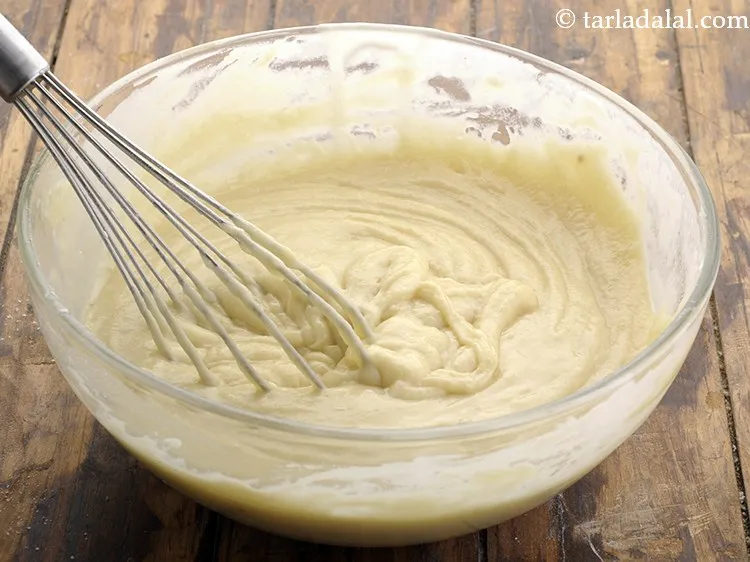 स्टेप 14 – स्पैटुला या व्हिस्क की मदद से एक मुलायम घोल बनाने …