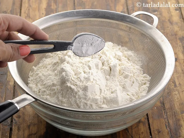 स्टेप 2 – बेकिंग पाउडर डालें। यह केक के लिए आवश्यक लिफ्ट जोड़ता …