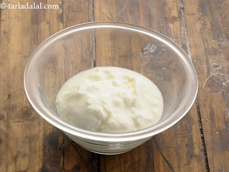 स्टेप 4 – एक और छोटे कटोरे में दही लें।