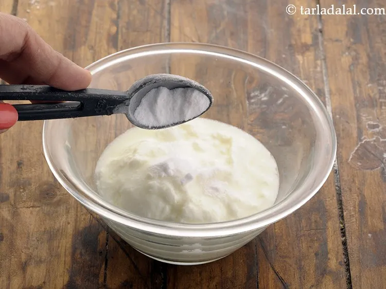 स्टेप 5 – बेकिंग सोडा डालें। बेकिंग पाउडर और बेकिंग सोडा दोनों का …