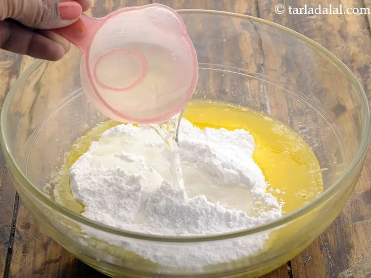 स्टेप 9 – ३/४ कप गरम पानी डालें।