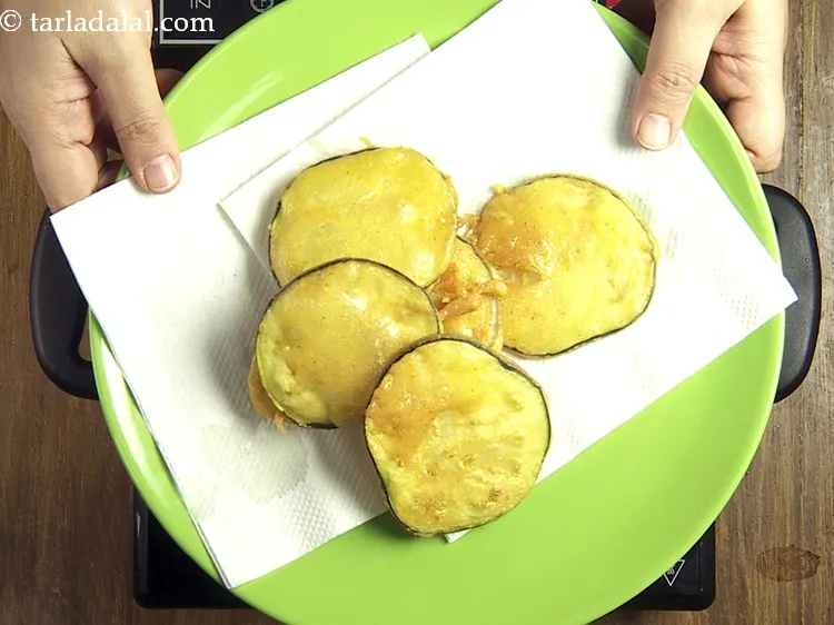 Step 14 – Drain the eggplant slices on absorbent paper.