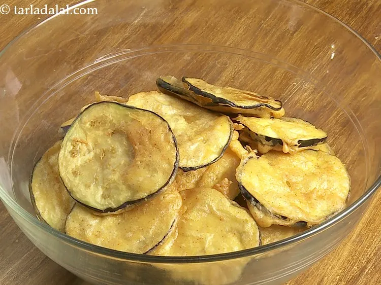 Step 16 – Place the crispy brinjal slices on a big plate.