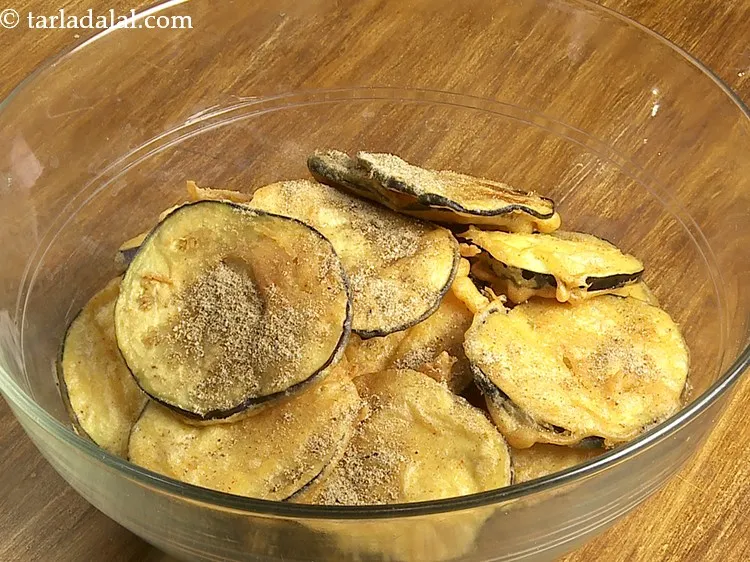 Step 17 – Sprinkle 1 tsp of chaat masala over the crispy brinjal slices.