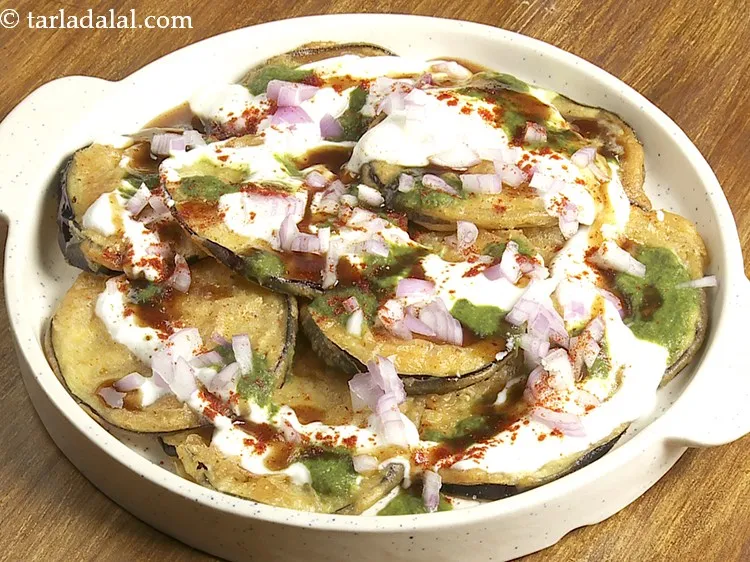 Step 24 – Finally, sprinkle a little salt and chilli powder evenly over baingan ki chaat.