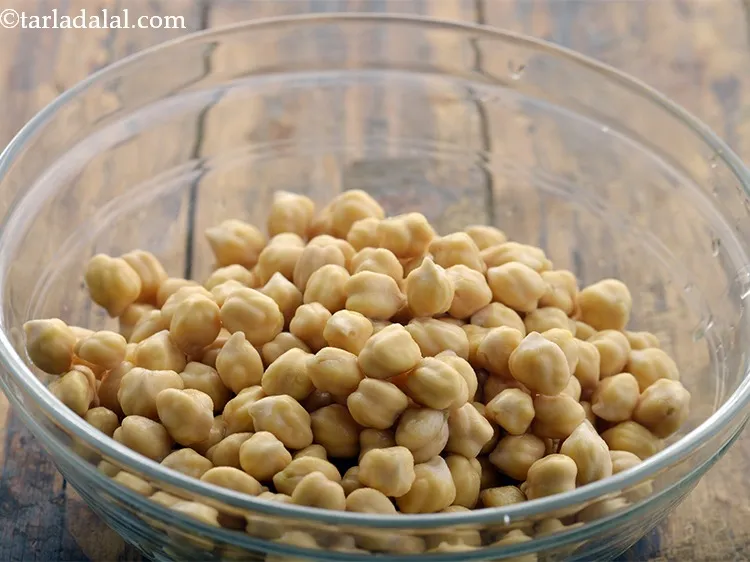 Step 4 – For the mixture of <strong>falafel bullets</strong>, pick, clean and wash the kabuli chana.