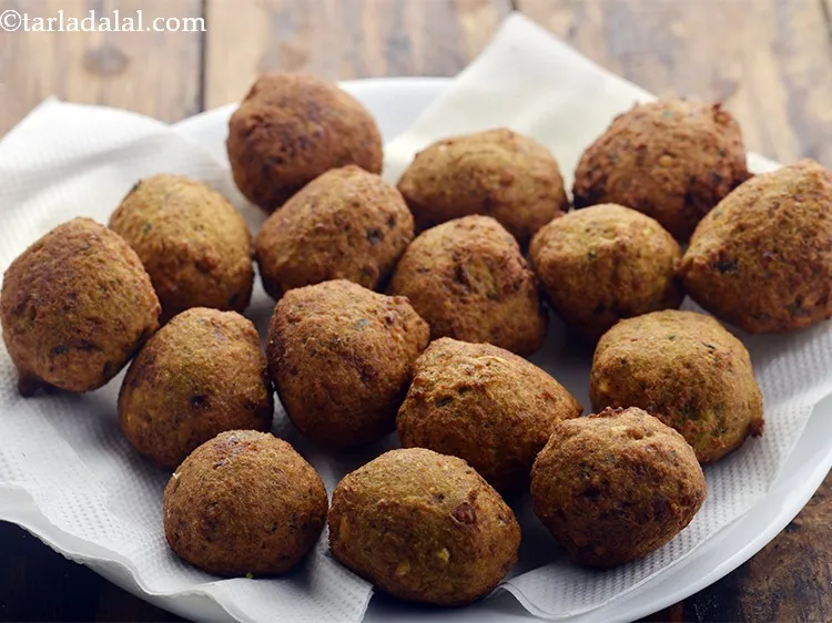 Step 22 – Similarly, make and fry 12 more <strong>falafel</strong> balls in 2 more batches.