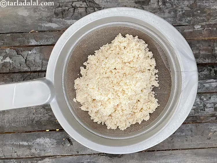 स्टेप 5 – पानी छान लें।