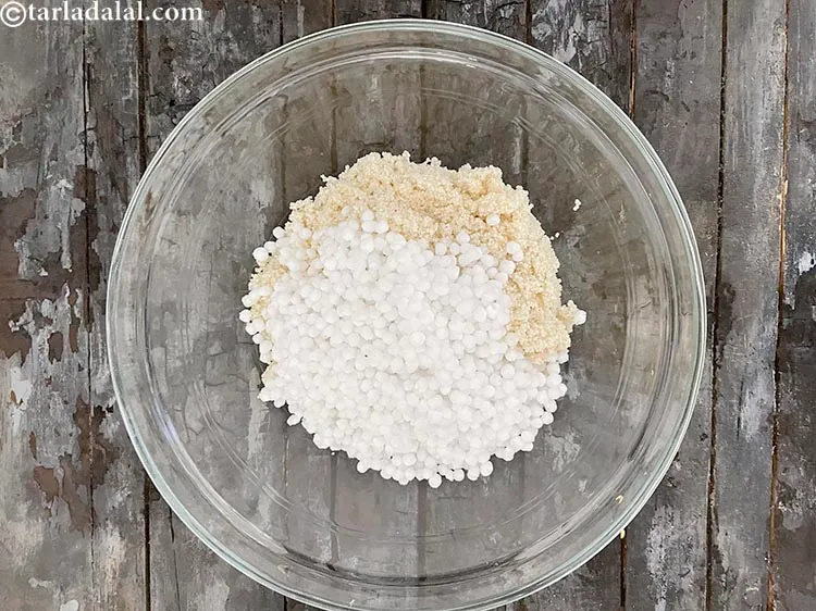 स्टेप 12 – धुला और छाना हुआ साबूदाना डालें। धोने और छानने के …