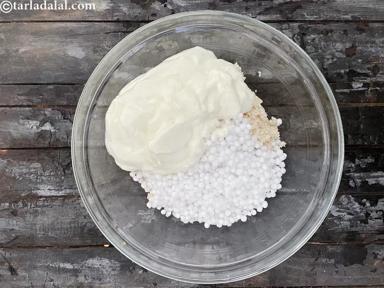 स्टेप 13 – १ कप ताज़ा <a href=""https://www.tarladalal.com/glossary-curd-dahi-yogurt-yoghurt-hindi-383i"">दही</a> डालें।