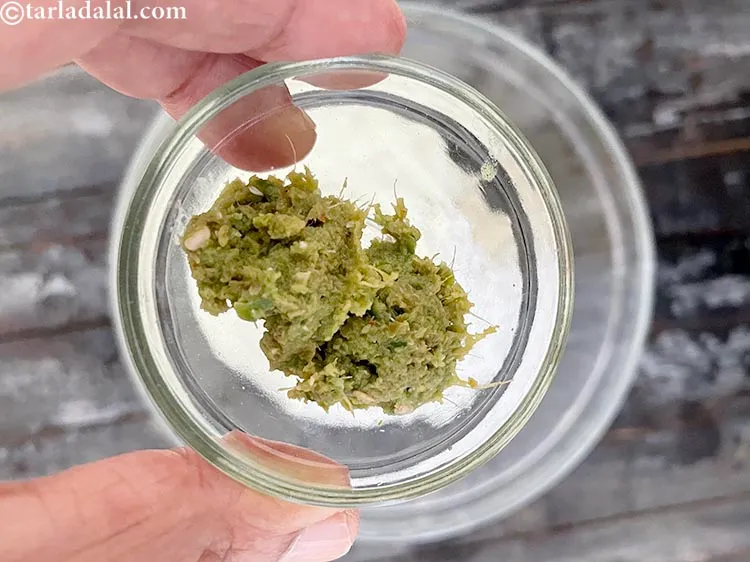 स्टेप 14 – २ टी-स्पून <a href=""https://www.tarladalal.com/glossary-ginger-green-chilli-paste-adrak-mirch-ki-paste-adrak-mirchi-paste-hindi-139i"">अदरक-हरी मिर्च का पेस्ट</a> डालें।