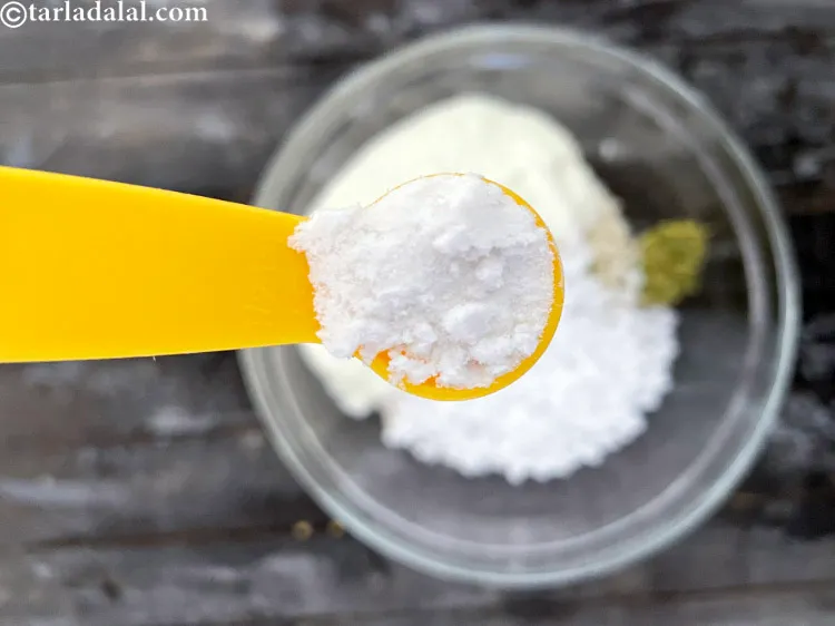 स्टेप 15 – स्वादानुसार <a href=""https://www.tarladalal.com/glossary-rock-salt-sendha-namak-hindi-1644i"">सेंधा नमक</a> डालें।