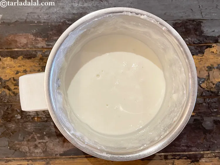 स्टेप 19 – मिश्रण को बिना पानी मिलाए मिक्सर में पीसकर मुलायम घोल …