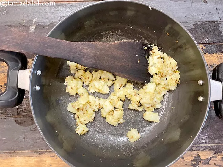 स्टेप 30 – धीमी आंच पर ५ मिनट तक पकाएं।