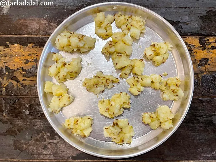 स्टेप 31 – भरवा मिश्रण को ठंडा करके १६ बराबर भागों में बांट …