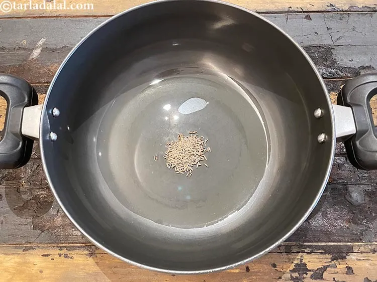 स्टेप 21 – १ टी-स्पून <a href=""https://www.tarladalal.com/glossary-cumin-seeds-jeera-zeera-hindi-381i"">ज़ीरा</a> डालें।
