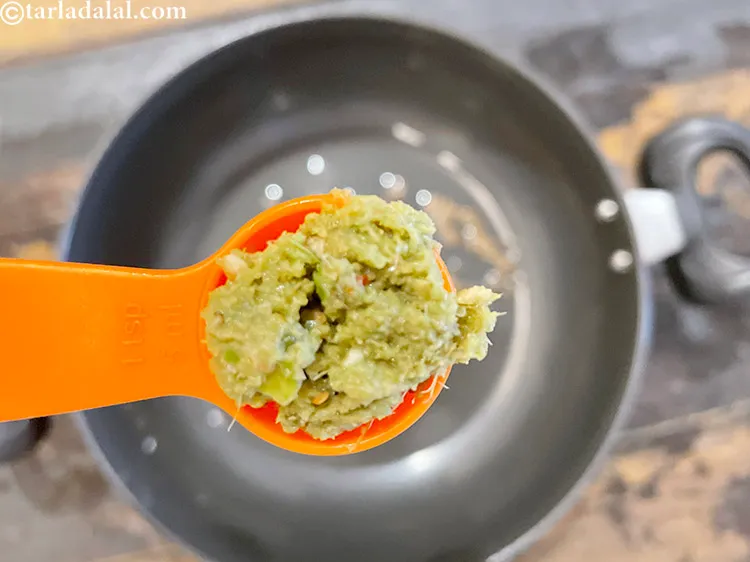 स्टेप 23 – बचा हुआ २ टी-स्पून <a href=""https://www.tarladalal.com/glossary-ginger-green-chilli-paste-adrak-mirch-ki-paste-adrak-mirchi-paste-hindi-139i"">अदरक-हरी मिर्च का पेस्ट</a> डालें।