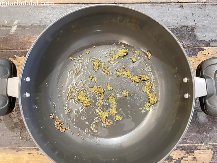 स्टेप 24 – मध्यम आँच पर कुछ सेकन्ड तक भुन लें।