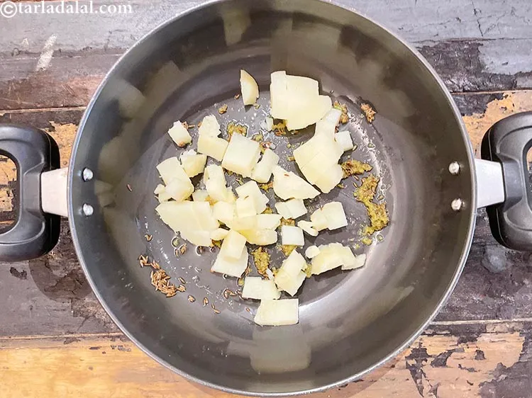 स्टेप 25 – १ कप उबले और छिले हुए <a href=""https://www.tarladalal.com/glossary-boiled-potato-cubes-hindi-2312i"">आलू के टुकड़े</a> …