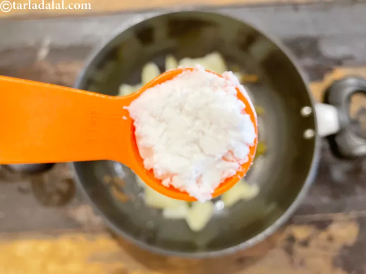 स्टेप 28 – स्वादअनुसार <a href=""https://www.tarladalal.com/glossary-rock-salt-sendha-namak-hindi-1644i"">सेंधा नमक</a> डालें।