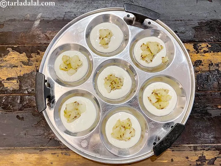 स्टेप 34 – इसके ऊपर आलू के मिश्रण के एक हिस्से को उपर …