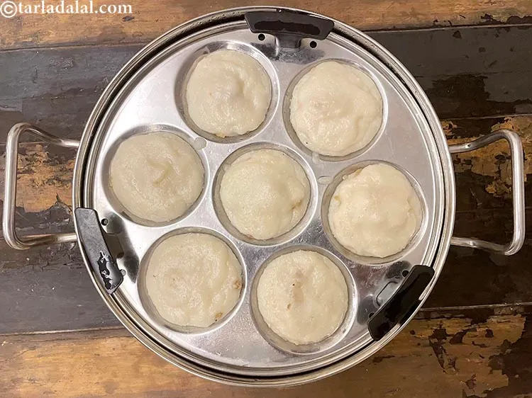 स्टेप 37 – <strong>फराली इडली</strong> को स्टीमर में १० मिनट या पक जाने …