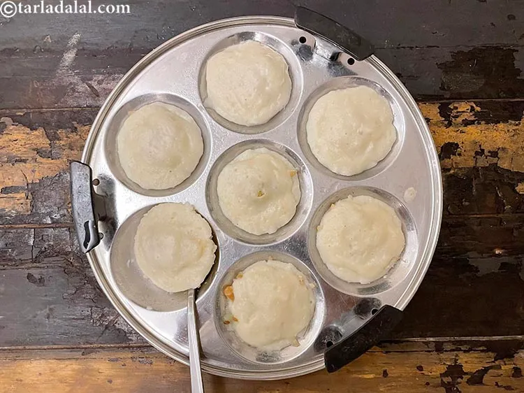 स्टेप 38 – इडली को थोड़ा ठंडा होने दें और फिर चमचे से …