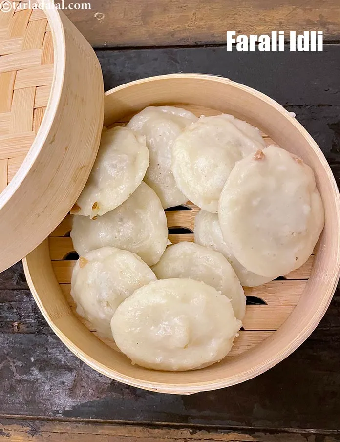 स्टेप 39 – <strong>फराली इडली</strong> को <strong>फराली सांबर</strong> के साथ गरमागरम परोसें। ध्यान …