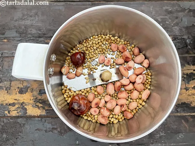 स्टेप 42 – २ टेबल-स्पून <a href=""https://www.tarladalal.com/glossary-roasted-peanuts-hindi-871i"">सेकी मूँगफली</a> डालें।