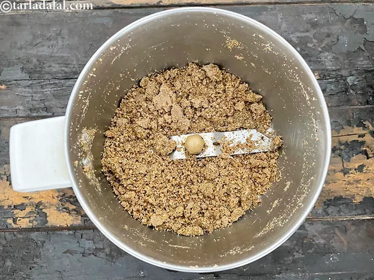 स्टेप 45 – मिक्सर में पीसकर मूलायम पाउडर बना लें।