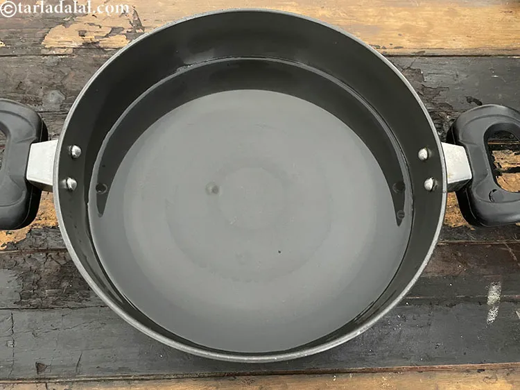 स्टेप 47 – एक बर्तन में पानी उबाल लें।