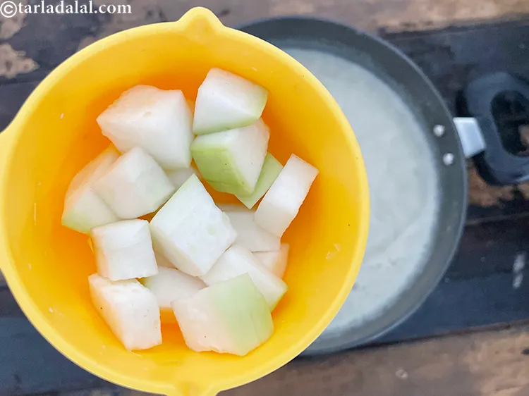 स्टेप 59 – बचा हुआ १/२ कप लौकी डालें।