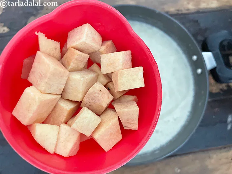 स्टेप 60 – बचा हुआ १/२ कप रतालू डालें।