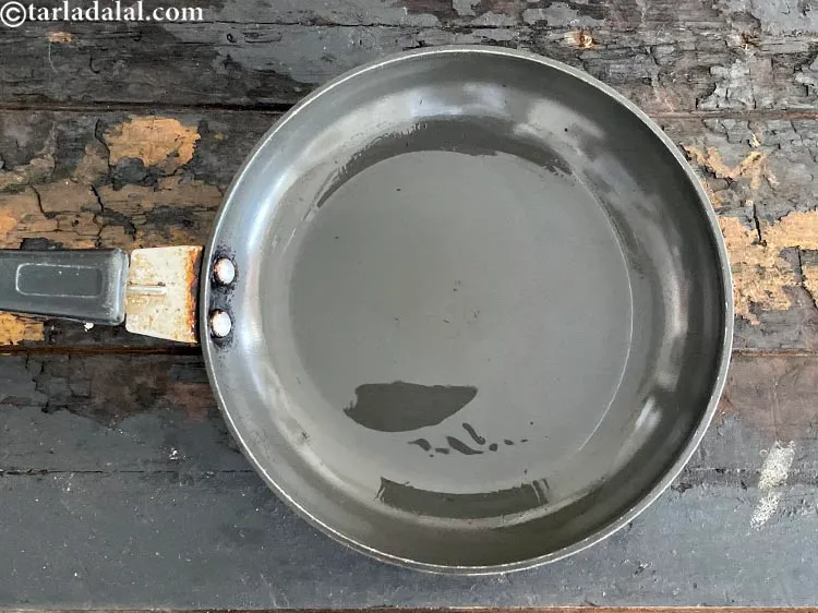 स्टेप 65 – तड़के के लिए, एक छोटे नॉन-स्टिक पैन में तेल गरम …