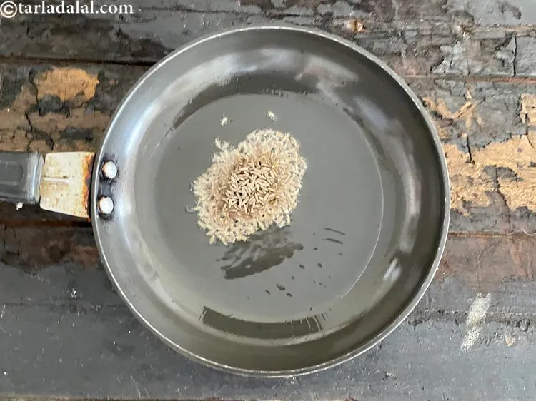 स्टेप 66 – १ टी-स्पून <a href=""https://www.tarladalal.com/glossary-cumin-seeds-jeera-zeera-hindi-381i"">ज़ीरा</a> डालें।