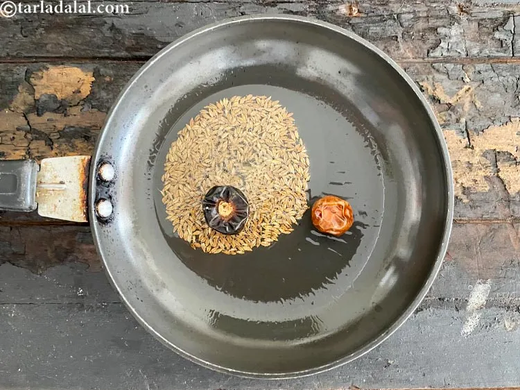 स्टेप 68 – बची हुई २ बोरीया मिर्च डालकर कुछ सेकन्ड तक भूनें।