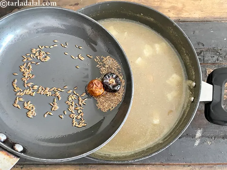 स्टेप 69 – तड़के को उबलते हुए सांभर के ऊपर डालें।